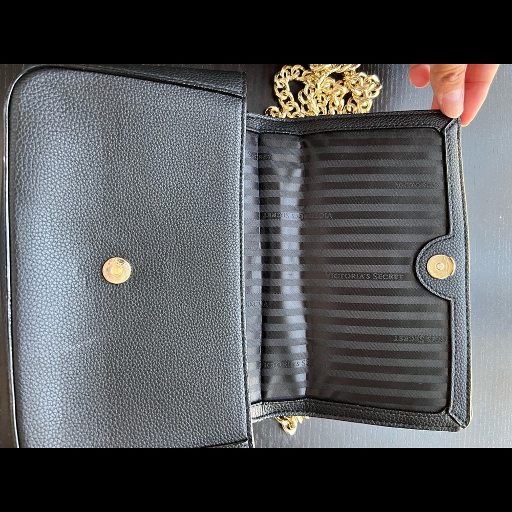 Black VS Purse with gold chain - Picture 4 of 7